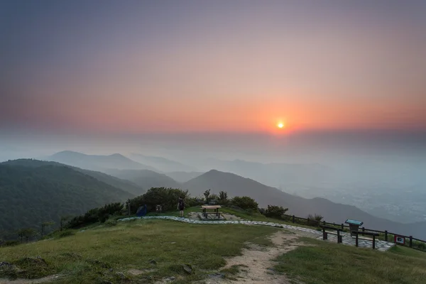 Zonsondergang in Tai Mo Shan, Hong Kong. — Stockfoto