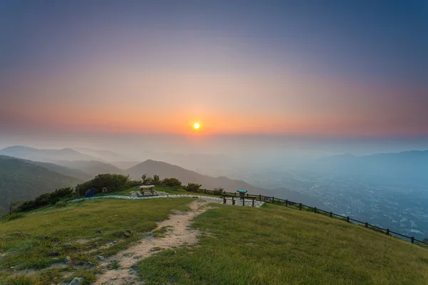 Pôr do sol em Tai Mo Shan em Hong Kong — Fotografia de Stock