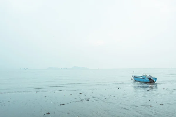 Océano atardecer con barco — Foto de Stock