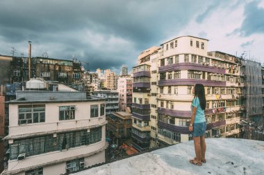 Binalarda Asyalı kadın