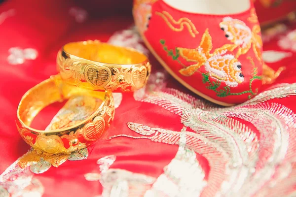 Pulseiras de ouro chinês tradicional para casamento — Fotografia de Stock