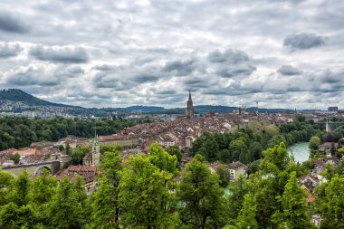 Dağın tepesinde gül bahçesinde, İsviçre Bern eski kasabadan.