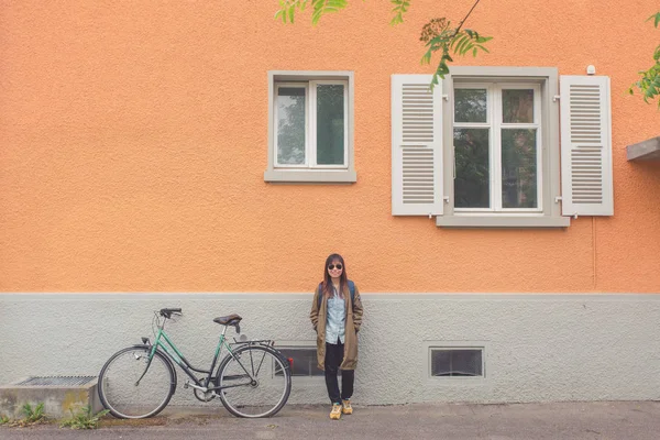 Азиатка, путешествующая по Швейцарии — стоковое фото