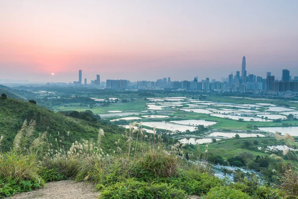 Pôr do sol com Shenzhen em Hong Kong — Fotografia de Stock