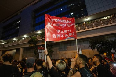 Hong Kong, 16 Haziran 2019 'da iki milyon Hong Kong' lu suçlu iadesine karşı mücadele etmeye geldi. Hong Kong 'luların neredeyse yüzde 30' u tartışmalı iade yasasının geri çekilmesi yönünde çağrıda bulunuyor..