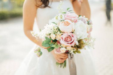 Gelinin ellerinde buket 