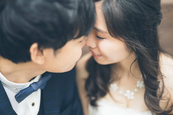 幸せな花嫁と新郎が優しくお互いの鼻に触れ 結婚式のコンセプト — ストック写真