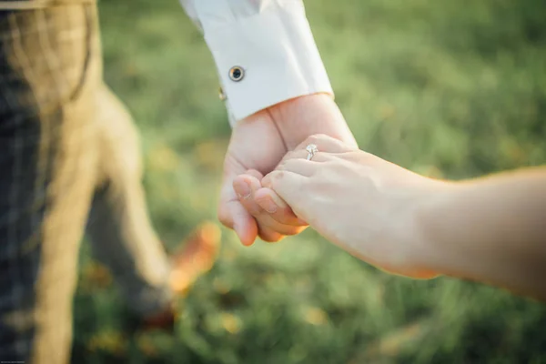 Paar Schließt Freien Die Hände Zusammen — Stockfoto