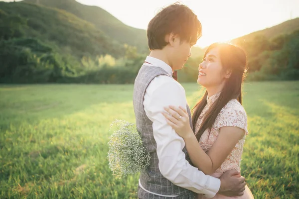 Casal Apaixonado Abraçando Olhando Uns Aos Outros Prado Verão — Fotografia de Stock