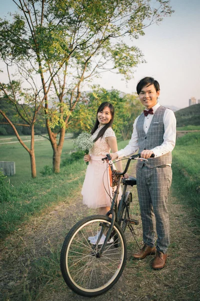 Casal Apaixonado Por Bicicleta Andando Juntos Prado Verão — Fotografia de Stock