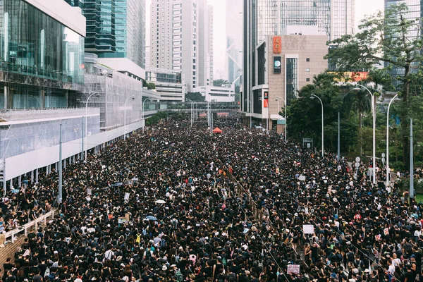 6月16日 200万人の香港人が6月16日の輸出法案と戦うために出てきました 香港人の約30 が論争の的となっている追放法案の撤回を求めるために出てきます — ストック写真