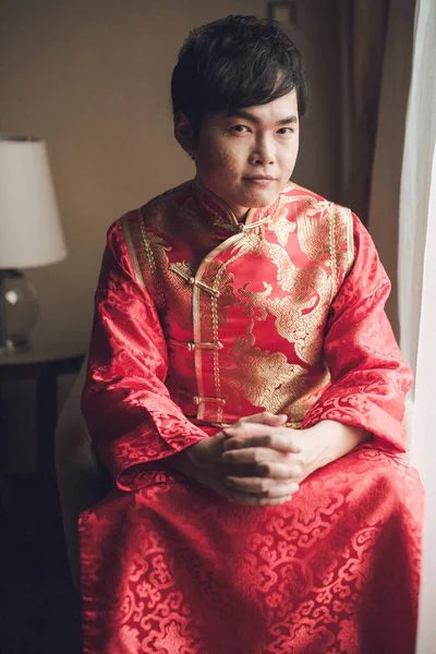 Novio Asiático Feliz Boda Traje Tradicional Nacional Sentado Sillón Habitación —  Fotos de Stock