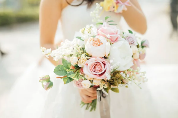 Bouquet Nelle Mani Della Sposa — Foto Stock