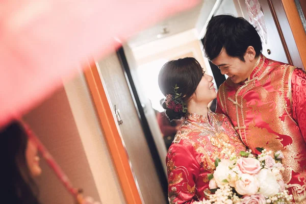 Feliz Asiático Novia Novio Boda Nacional Tradicional Trajes Mano Pie Imagen de archivo