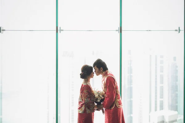 Geleneksel Düğün Kıyafetleri Içinde Mutlu Asyalı Gelin Damat Ele Tutuşuyor Telifsiz Stok Fotoğraflar