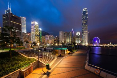 HONG KONG - 30 Mayıs 2015: Victoria Limanı boyunca Hong Kong gece görüşü