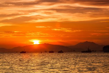 Hong Kong sahilinde gün batımı