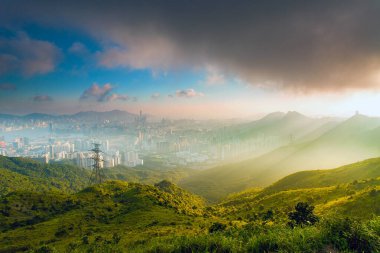 Hong Kong 'da şehir manzaralı günbatımı dağı