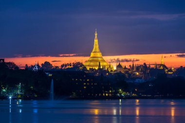 Shwedagon Pagoda Yangon, Myanmar 'da gün batımında.