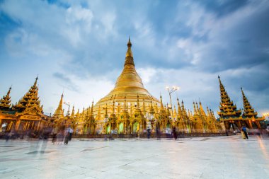 Shwedagon Paya alacakaranlıkta, Yangoon, Myanmar.