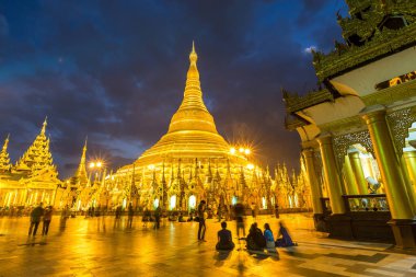 Shwedagon Paya alacakaranlıkta, Yangoon, Myanmar.