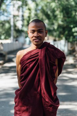 MANDALAY - 11 Ocak 2017 'de Mandalay, Myanmar (Burma) yakınlarındaki Mahagandayon manastırında genç rahipler.