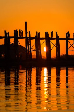 Mandalay, Myanmar 'da gün batımında U Bein Köprüsü.