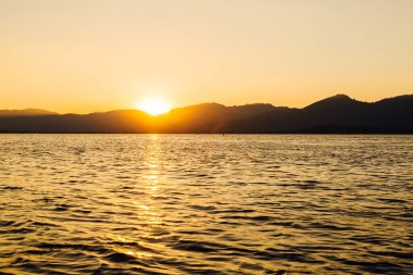 Myanmar, Inle Gölü 'nde gün batımı.
