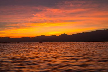 Myanmar, Inle Gölü 'nde gün batımı. 
