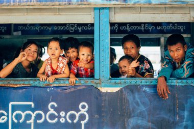Yangon 'daki tren garı ve bekleyen yolcular var. Yangon Circular Demiryolu, 15 Ocak 2017 tarihinde Yangon metropolitan bölgesine hizmet veren yerel demiryolu şebekesidir..