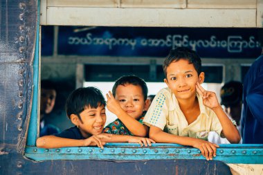 Yangon 'daki tren garı ve bekleyen yolcular var. Yangon Circular Demiryolu, 15 Ocak 2017 tarihinde Yangon metropolitan bölgesine hizmet veren yerel demiryolu şebekesidir..
