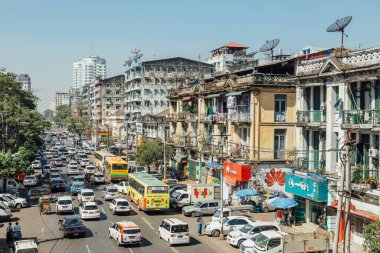 YANGON - 15 Ocak 2017 'de Yangon metropolitan bölgesinde gündüz yoğun cadde.