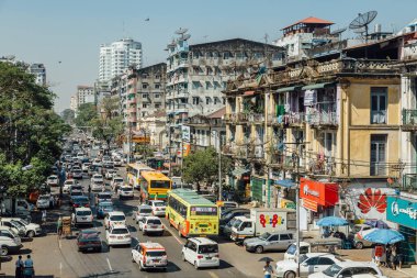 YANGON - 15 Ocak 2017 'de Yangon metropolitan bölgesinde gündüz yoğun cadde.