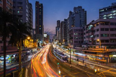 HONG KONG - 10 Nisan 2017 'de Çin' in Hong Kong şehrinde Yuen Long şehrinde yoğun trafik vardı. Hong Kong 'da hafif demiryolu taşımacılığı yapılan bir bölgedir..