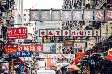 14 Nisan 2017 'de Hong Kong' da, şehir merkezindeki Sham Shui Po 'da reklam kadınları. Bu ikonik reklam şekli Hong Kong 'un en popüler ve tanınan reklamlarından biridir..