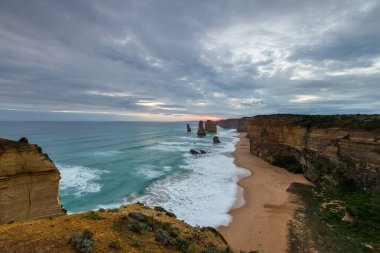 12 Havari, Avustralya 'da dramatik günbatımında Büyük Okyanus Yolu yakınlarındaki doğal bir dönüm noktası.