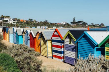 Plajda, mavi gökyüzüne karşı, kopyalanan boşluklu banyo kutuları