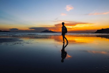 Genç kadın portresi Deniz kenarında siluet gibi