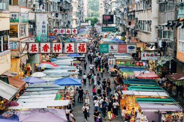 HONG KONG - 3 Ekim 2017 Mongkok sokak manzaralı. MongKok, Hong Kong 'un en büyük alışveriş merkezlerinden biridir. Alan, eski ve yeni çok katlı binaların karışımıyla karakterize ediliyor..
