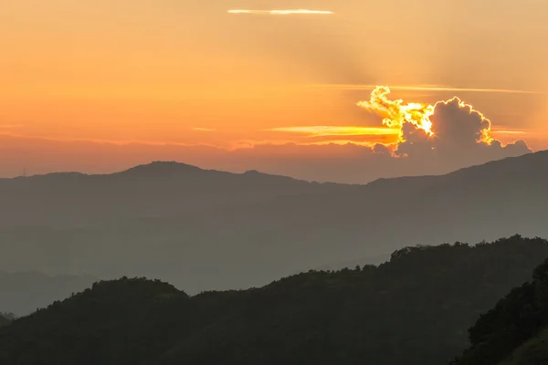 日落在风景秀丽的山中 — 图库照片