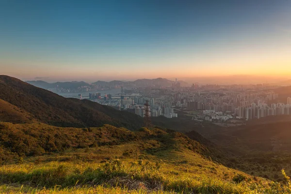 香港の街並みと夕日の山 — ストック写真