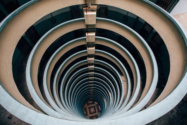 五月十八日 2015年五月十八日丽德村在香港的天井景观 丽德苑是最古老的公共房屋之一 有特殊的天井设计 如隧道 — 图库照片