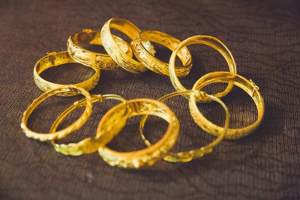 Goldarmbänder Bei Chinesischer Hochzeit — Stockfoto