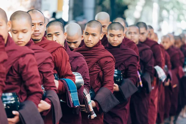 Mandalay Gennaio Giovani Monaci Fanno Coda Tenendo Loro Ciotole Raccogliere — Foto Stock