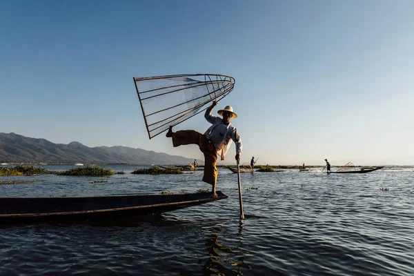 ミャンマー 2017年1月13日ミャンマー シャン州インレー湖日の出時の漁師 — ストック写真