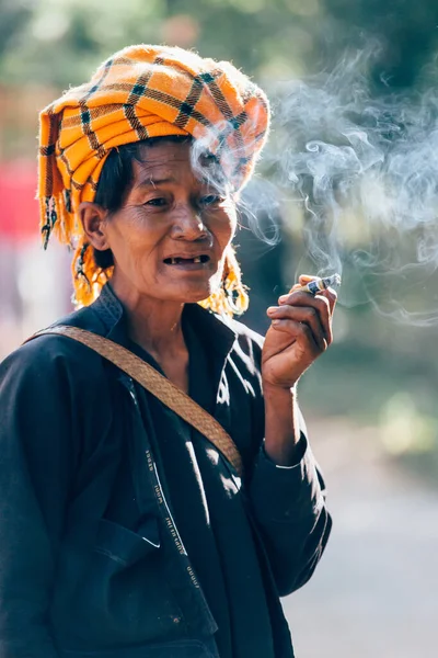 Inle Lake Jan 2017年1月14日在缅甸Inle Lake吸烟的妇女 — 图库照片