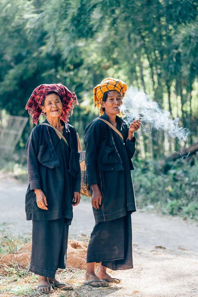 Inle Lake Jan Mulheres Fumando Lago Inle Mianmar Janeiro 2017 — Fotografia de Stock