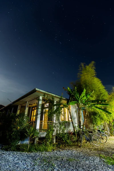 Una Casa Con Césped Agradable Myanmar — Foto de Stock