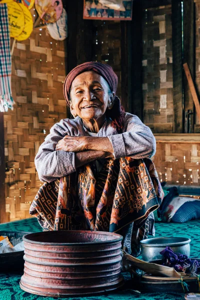 Bagan Myanmar Jan Glückliche Und Alte Faltige Frau Dorf Minnathu lizenzfreie Stockbilder