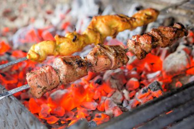 Barbekü tavuk ve karşılamak kömür